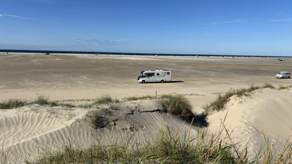 Mooi strand met camper